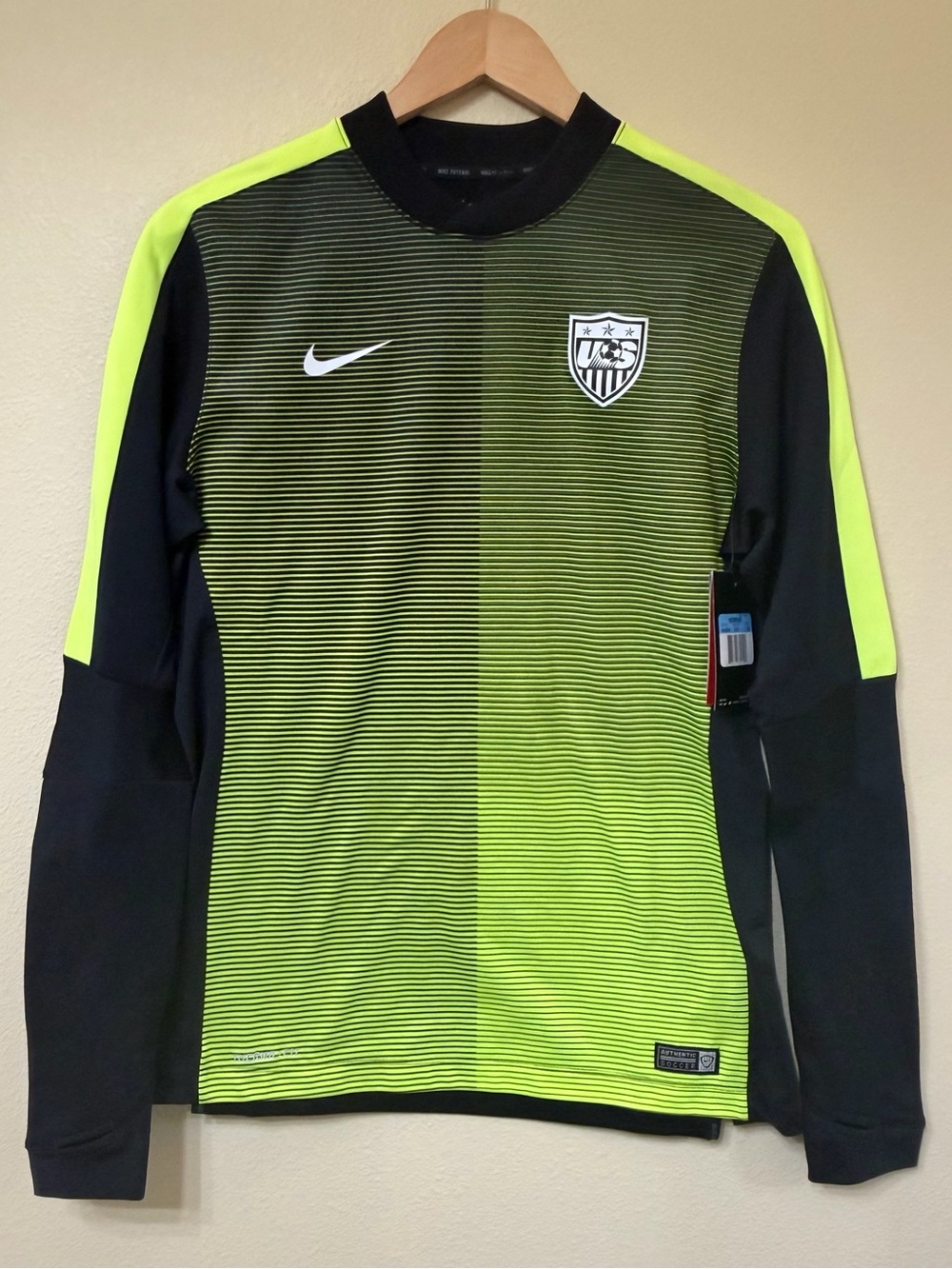 NWT Women’s US Soccer Therma Fit Crewneck